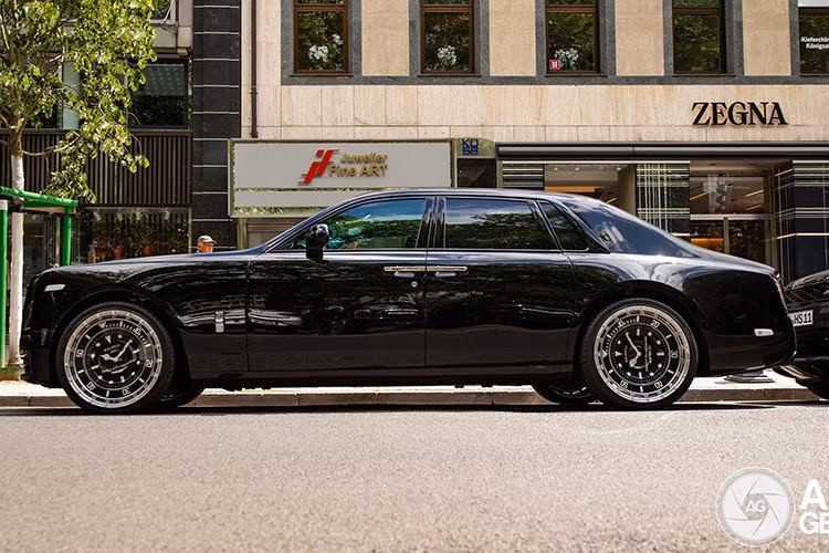 Dựa trên bộ mâm SP3, Novitec chế tác lại toàn bộ bề mặt mâm xe siêu sang Rolls-Royce Phantom VIII theo phong cách vành bezel của Rolex Submariner, với các vạch chia thời gian, đường cắt viền sắc nét và kiểu chữ đặc trưng.