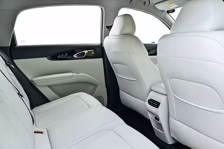 Thêm vào đó là bảng đồng hồ kỹ thuật số 8,8 inch, màn hình cảm ứng trung tâm 14,6 inch, hỗ trợ kết nối Apple CarPlay/Andriod Auto, kết nối 4G, tìm kiếm/điều khiển bằng điện thoại thông minh, USB Type C/Type C, sạc không dây, đèn viền nội thất 256 màu và đóng/mở cửa sổ điều khiển từ xa.