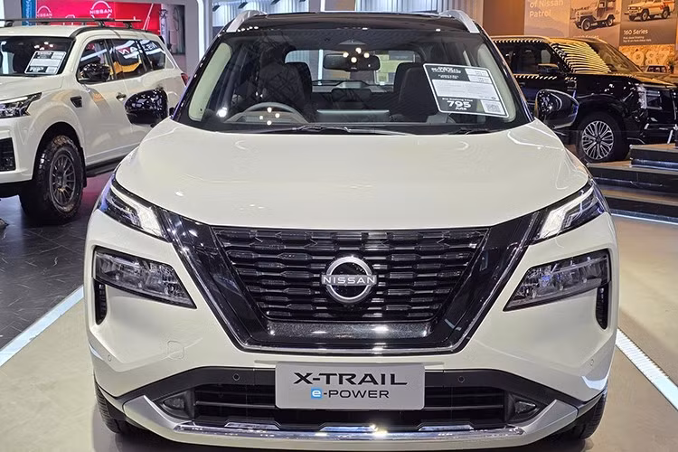 So với thế hệ trước (T32), X-Trail e-POWER e-4ORCE 2026 dài hơn 20 mm và rộng hơn 20 mm, mang lại không gian cabin rộng rãi hơn cho cả ba hàng ghế. Thiết kế xe mang dáng vẻ cứng cáp, hiện đại với ngôn ngữ thiết kế V-Motion đặc trưng của hãng hãng xe Nhật Bản.