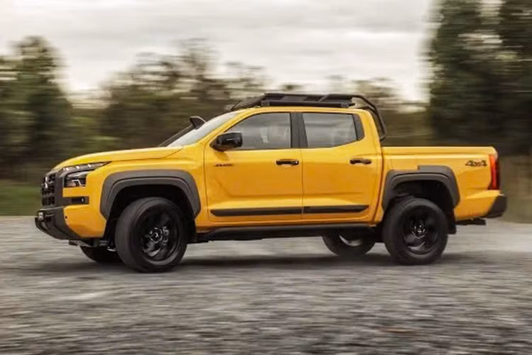 Động cơ 2.4L kết hợp với hộp số tự động 8 cấp và hệ dẫn động 4 bánh Super Select II 4WD với 7 chế độ vận hành, giúp Mitsubishi Triton Savana 2026 hoạt động tốt trên mọi cung đường.