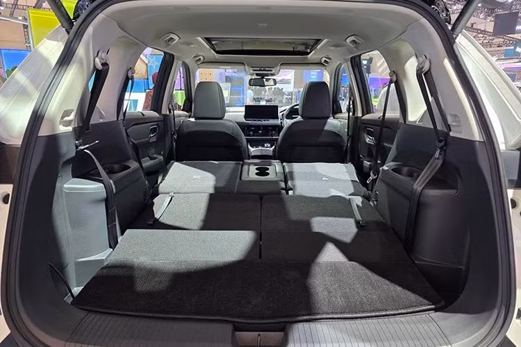 Về an toàn, xe được trang bị gói Nissan Safety Shield 360 với loạt tính năng hiện đại như cảnh báo va chạm phía trước, phanh khẩn cấp tự động, cảnh báo người lái mất tập trung, giám sát vật thể xung quanh, kiểm soát hành trình thích ứng, cảnh báo điểm mù, cảnh báo phương tiện cắt ngang khi lùi, kiểm soát độ ổn định khi vào cua và đèn pha tự động.