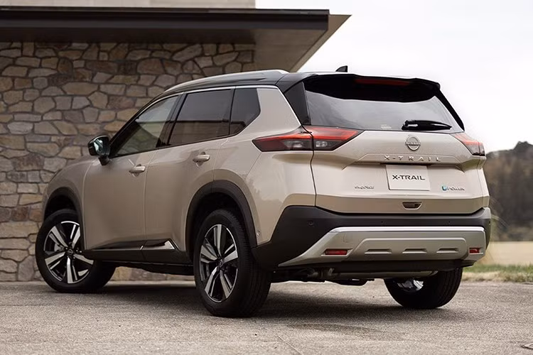 Khối động cơ này sản sinh công suất 142 mã lực, mô-men xoắn 250 Nm. Mô-tơ điện phía trước có công suất lên tới 203 mã lực, trong khi mô-tơ sau đạt 135 mã lực. Nhờ sự kết hợp này, xe có thể vận hành hoàn toàn bằng mô-tơ điện, mang lại cảm giác lái mượt mà và hiệu quả.