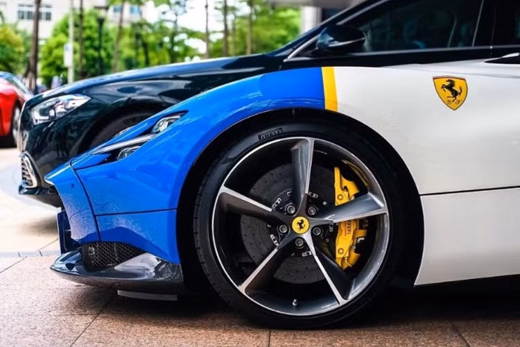 Mẫu xe sở hữu cấu hình speedster hai chỗ, không trang bị mui, với thiết kế khí động học rất đặc trưng của Ferrari. Chiếc Monza SP2 này còn được trang bị nhiều tùy chọn cao cấp như bộ mâm 5 chấu mang thiết kế khí động học của Ferrari.