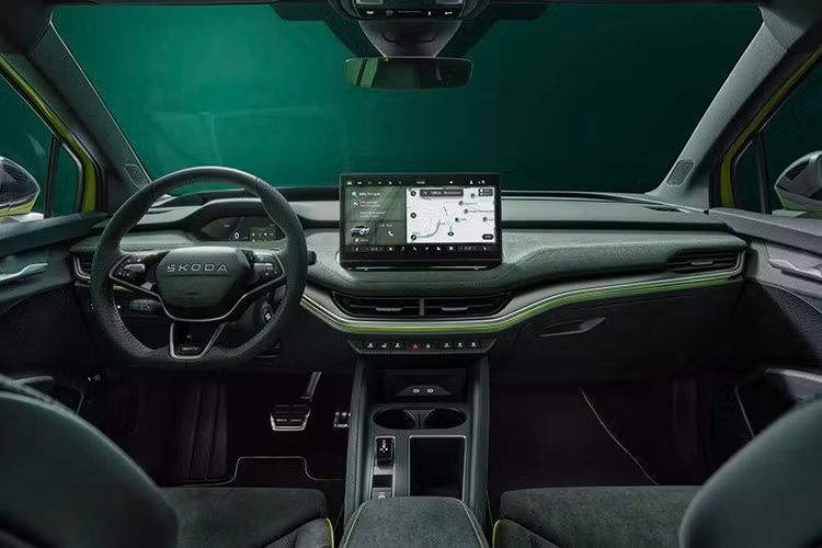 Đã bao gồm thuế giá trị gia tăng, Elroq có giá khởi điểm là 33.900 euro (khoảng 39.300 đô la) cho phiên bản 50 chỉ dẫn động cầu sau và 38.680 euro (khoảng 44.800 đô la) cho phiên bản 60 chỉ dẫn động cầu sau. Phiên bản 85 có cả tùy chọn dẫn động cầu sau và hai động cơ. Các phiên bản 60, 85 và 85x cũng có thêm phiên bản SportLine.