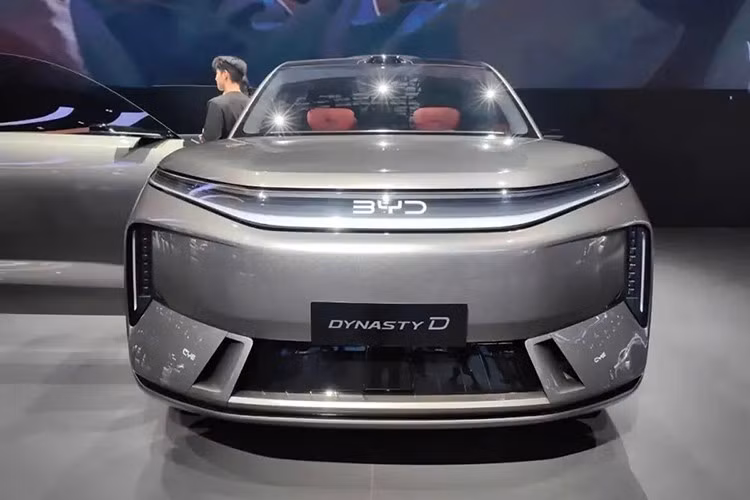 Về hỗ trợ lái, BYD trang bị hệ thống “God’s Eye B”, bao gồm 1 cảm biến lidar, 12 camera, hệ điều hành chạy Nvidia Orin-X (254 TOPS). Đáng chú ý, xe còn được tích hợp hệ thống điều khiển drone đến từ DJI, cho phép máy bay không người lái cất/hạ cánh trực tiếp từ xe.