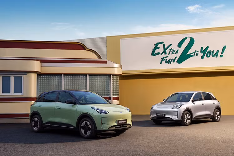 Ở bản cao cấp, xe có thêm camera 360 độ với tính năng hiển thị bên dưới gầm, hệ thống kiểm soát hành trình thích ứng, cảnh báo va chạm phía trước, phanh khẩn cấp tự động, cảnh báo lệch làn đường và thông báo khi phương tiện phía trước khởi hành.