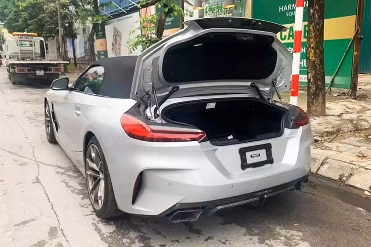 Chiếc xe thể thao mui trần BMW Z4 thế hệ mới này được một công ty nhập khẩu tư nhân đưa về từ 5 năm trước với ngoại thất sơn màu bạc Glacier Silver Metallic và nội thất đỏ, xe ban đầu thuộc sở hữu của 1 khách hàng Hà Nội nhưng mất vài năm mới ra được biển số, trước khi anh bán vào Tp.HCM, cho 1 người chơi xe.