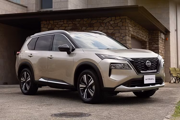 Tại thị trường Việt Nam, mẫu xe Nissan X-Trail đã dừng bán kể từ khi quyền phân phối chính hãng được chuyển sang Công ty TNHH Phát triển Công nghiệp Ô tô Việt Nam (VAD) hồi tháng 10/2020. Do vậy, không ít người tiêu dùng cũng mong chờ X-Trail e-Power e-4ORCE 2026 sớm ra mắt để "đổi khẩu vị".