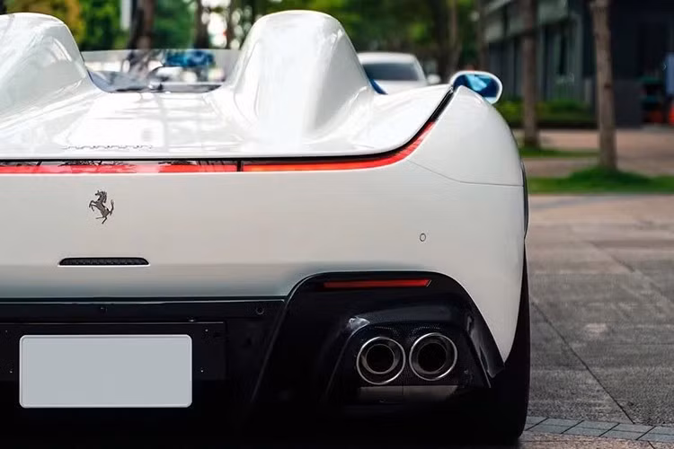 Xe có cùm phanh sơn vàng và logo Scuderia hoàn thiện bằng kỹ thuật airbrush. Các chi tiết như ốp sườn, bộ chia gió trước và bộ khuếch tán sau đều làm từ sợi carbon. Hệ thống ống xả được giữ nguyên dạng kim loại bóng, tạo điểm nhấn cho phần đuôi xe.