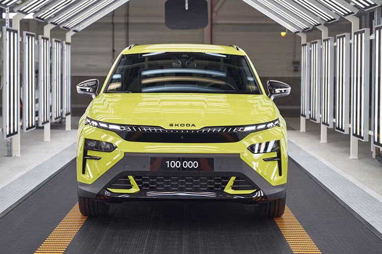 Elroq đang được ưa chuộng hơn dự kiến, với việc Skoda xác nhận đã lắp ráp được hơn 100.000 chiếc chỉ sau hơn 11 tháng. Việc sản xuất đã bắt đầu trở lại vào ngày 21 tháng 1 năm 2025 tại khu phức hợp Mlada Boleslav, cơ sở sản xuất xe chính của hãng xe Séc. Tại thời điểm báo chí đưa tin, Mlada Boleslav cũng được giao nhiệm vụ sản xuất mẫu Enyaq lớn hơn và 4 mẫu xe sử dụng động cơ đốt trong, bắt đầu với mẫu Octavia bán chạy nhất của thương hiệu.