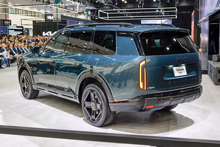 Thứ hai là hệ truyền động hybrid, có thêm mô-tơ điện và pin lithium-ion 1,65 kWh, tạo ra tổng công suất 329 mã lực cùng mô-men xoắn cực đại 459 Nm. Bản hybrid dùng hộp số tự động 6 cấp và hệ dẫn động bốn bánh là tiêu chuẩn. Kia ước tính mức tiêu thụ nhiên liệu của Telluride Hybrid 2026 rơi khoảng 14,88 km/lít (khoảng 6,72 lít/100 km), tương đương phạm vi hoạt động khoảng 965 km cho một bình nhiên liệu đầy.
