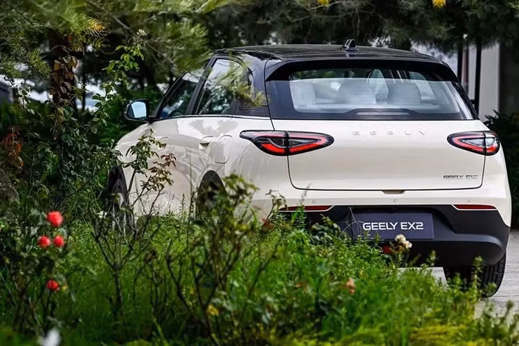 Trong khi đó, phiên bản cao cấp hơn dùng mô-tơ điện mạnh 114 mã lực và 150 Nm nằm trên cầu sau. Mô-tơ điện kết hợp với pin LFP 40,16 kWh, mang đến phạm vi di chuyển 325 km theo tiêu chuẩn WLTP. Xe hỗ trợ sạc chậm AC 6,6 kW và sạc nhanh DC 53 kW (pin 30,12 kWh) hoặc 70 kW (pin 40,16 kWh).