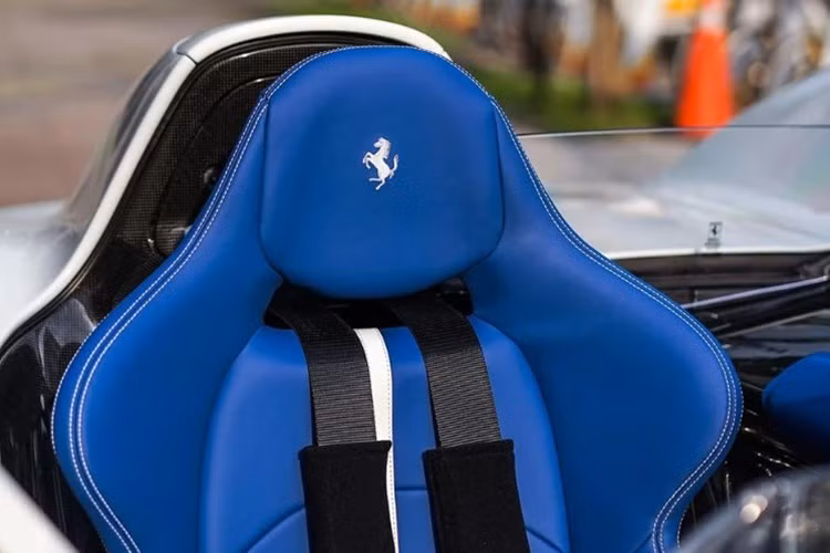 Điểm nổi bật là bộ ghế thể thao được bọc da cao cấp màu xanh Azzurro Santorini, đi kèm các họa tiết "ngựa chồm" và đường chỉ tương phản màu trắng Bianco.