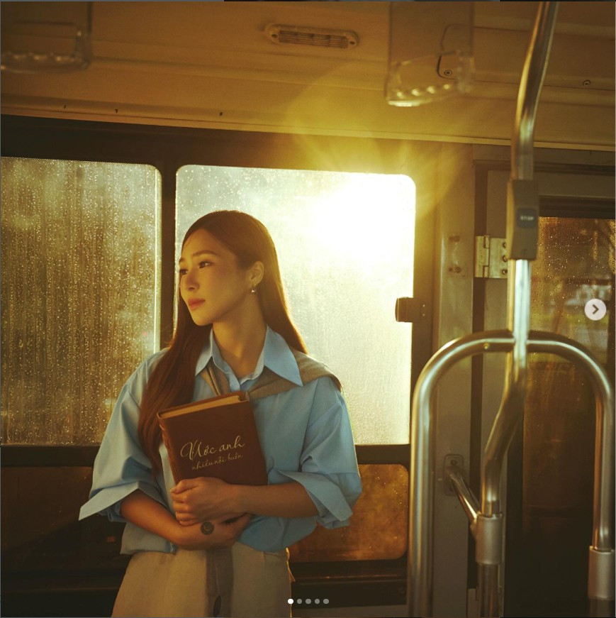 Sự chuyển mình này cũng phản ánh trong thần thái: không còn là cô gái trẻ trung của Em Gái Mưa, Hương Tràm giờ đây mang nét đẹp mặn mà của phụ nữ trưởng thành, có chiều sâu cảm xúc và một năng lượng rất riêng.