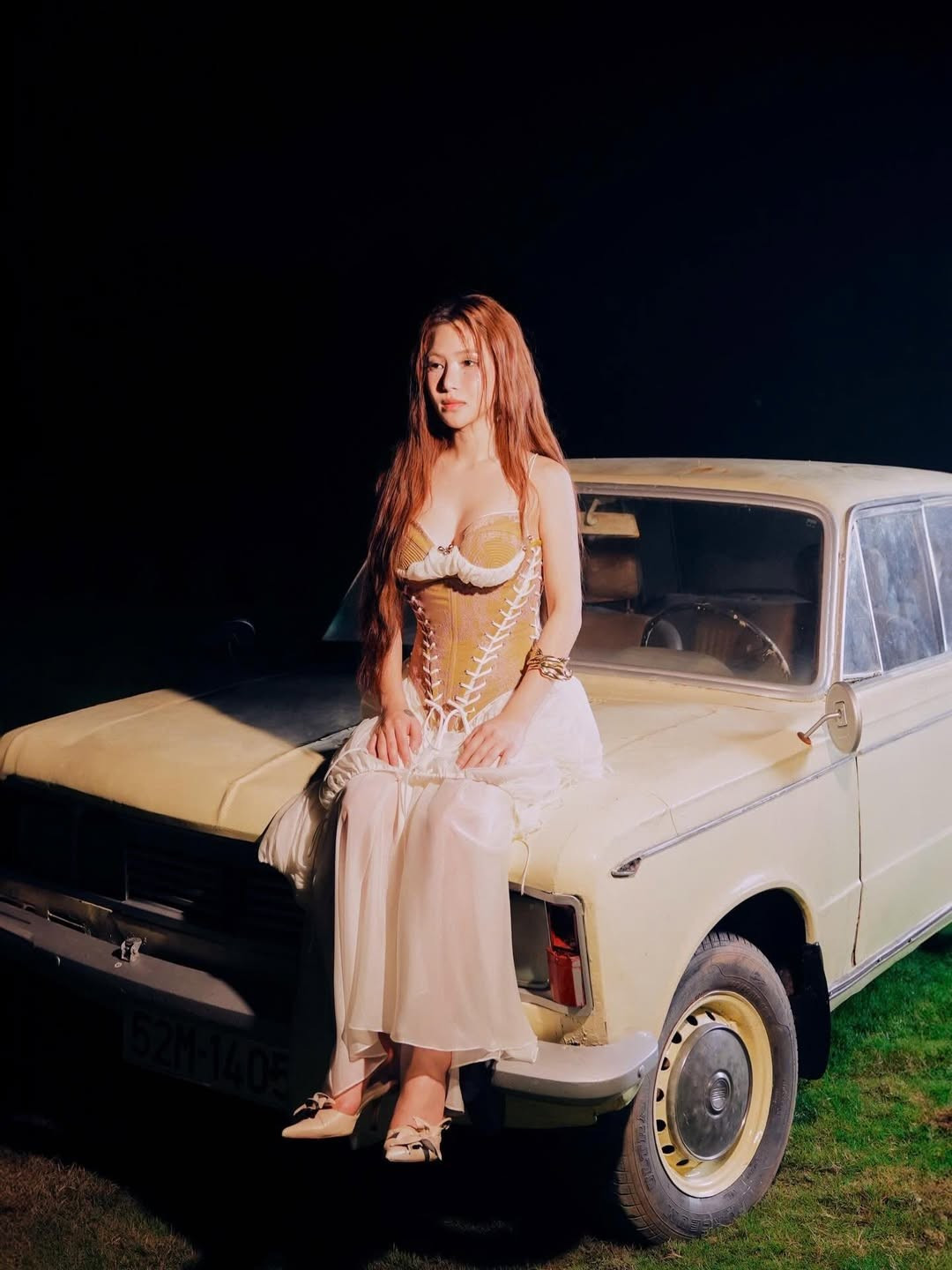 Thiết kế ôm sát tôn lên đường cong quyến rũ và vóc dáng nuột nà của Hương Tràm. Những đường thắt corset chạy dọc hai bên tạo hiệu ứng thị giác táo bạo nhưng vẫn rất tinh tế.