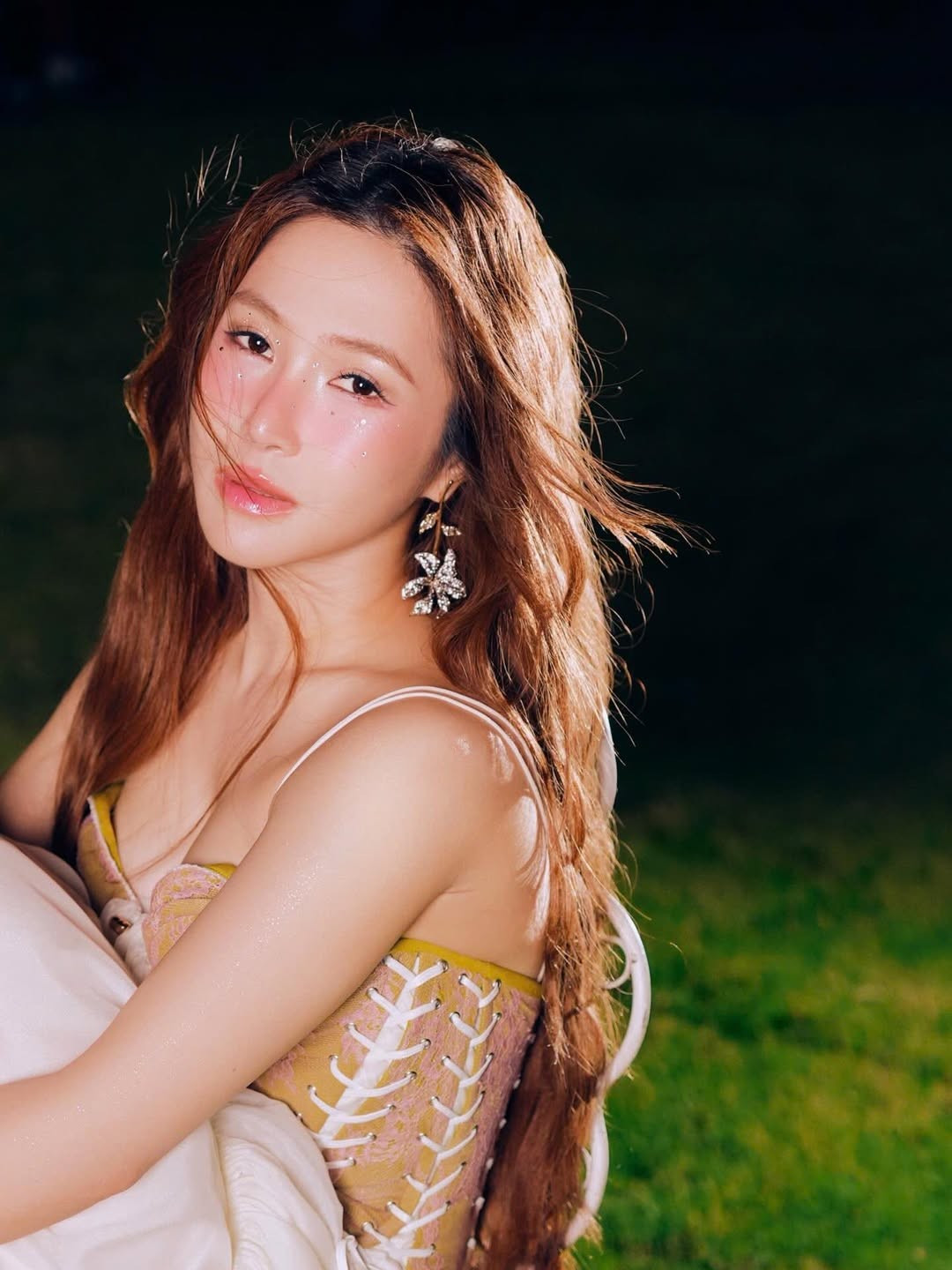 View - Hương Tràm xinh đẹp, thần thái đỉnh cao trong MV mới | Báo Tri thức và Cuộc sống - TIN TỨC PHỔ BIẾN KIẾN THỨC 24H