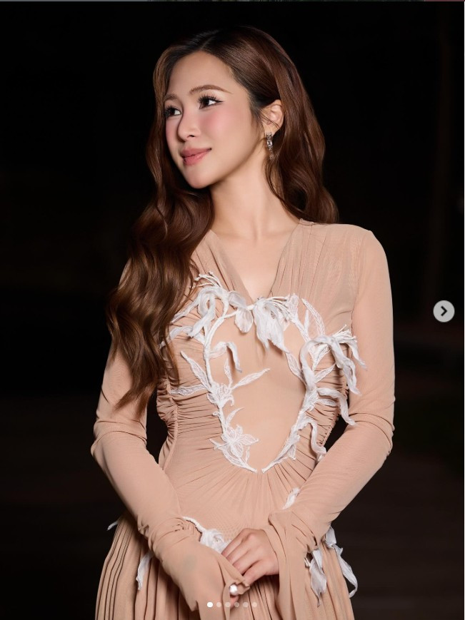 Năm 2019, Hương Tràm dừng sự nghiệp tại Việt Nam để sang Mỹ du học, đối diện và vượt qua giai đoạn khủng hoảng tâm lý, căng thẳng kéo dài. Đây cũng là thời điểm cô đổi nghệ danh thành Charmy Pham, bước vào hành trình khám phá bản thân và học hỏi nền âm nhạc quốc tế.