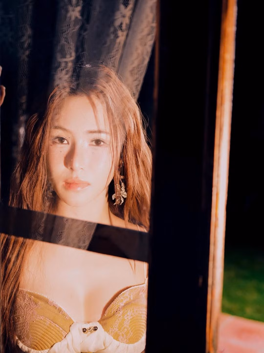 Nhường Anh Cho Cô Ấy tiếp tục là một bước tiến trong quá trình “lột xác” của Hương Tràm sau 5 năm du học và làm việc tại Mỹ. Nếu trước đây khán giả quen với giọng ca ballad sâu lắng, thì nay cô mạnh dạn thử nghiệm nhiều dòng nhạc mới, màu sắc điện ảnh, Latin và Cinematic Pop.