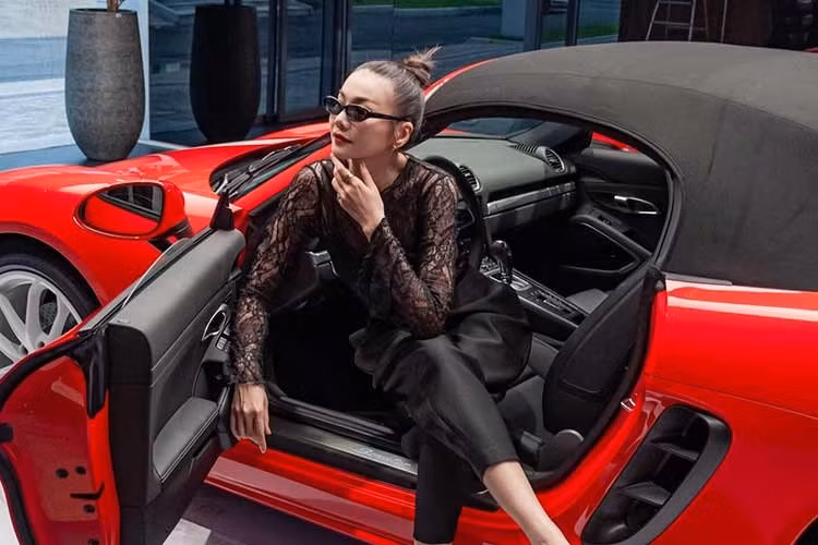 Về trang bị, Porsche 718 Boxster Style Edition được bổ sung nhiều tính năng tiêu chuẩn như đèn pha Bi-Xenon tích hợp hệ thống chiếu sáng thích ứng của Porsche và dải đèn LED định vị ban ngày 4 điểm, camera lùi, cảm biến hỗ trợ đỗ xe trước/sau, gương chống chói tự động và điều hòa tự động hai vùng độc lập.