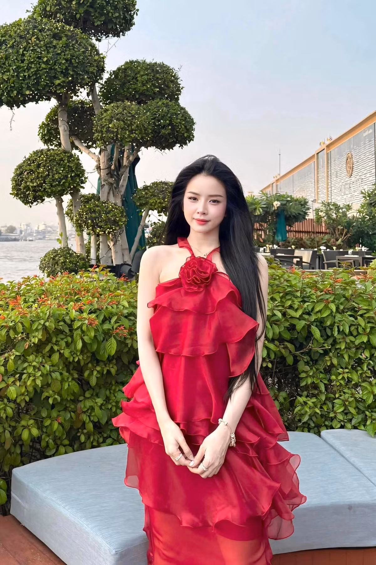 Bộ ảnh cosplay đẹp đến nao lòng của Mie, kết hợp giữa nét cổ trang huyền ảo và phong thái kiêu sa của một thần tiên tỷ tỷ, đã nhanh chóng "gây bão" trên các nền tảng mạng xã hội.