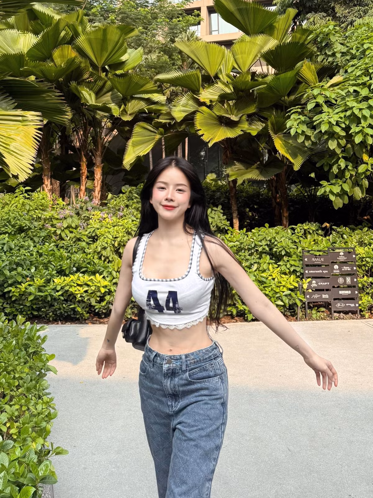 Không chỉ tham gia chụp ảnh, DJ Mie cũng thử sức làm game thủ thực thụ.