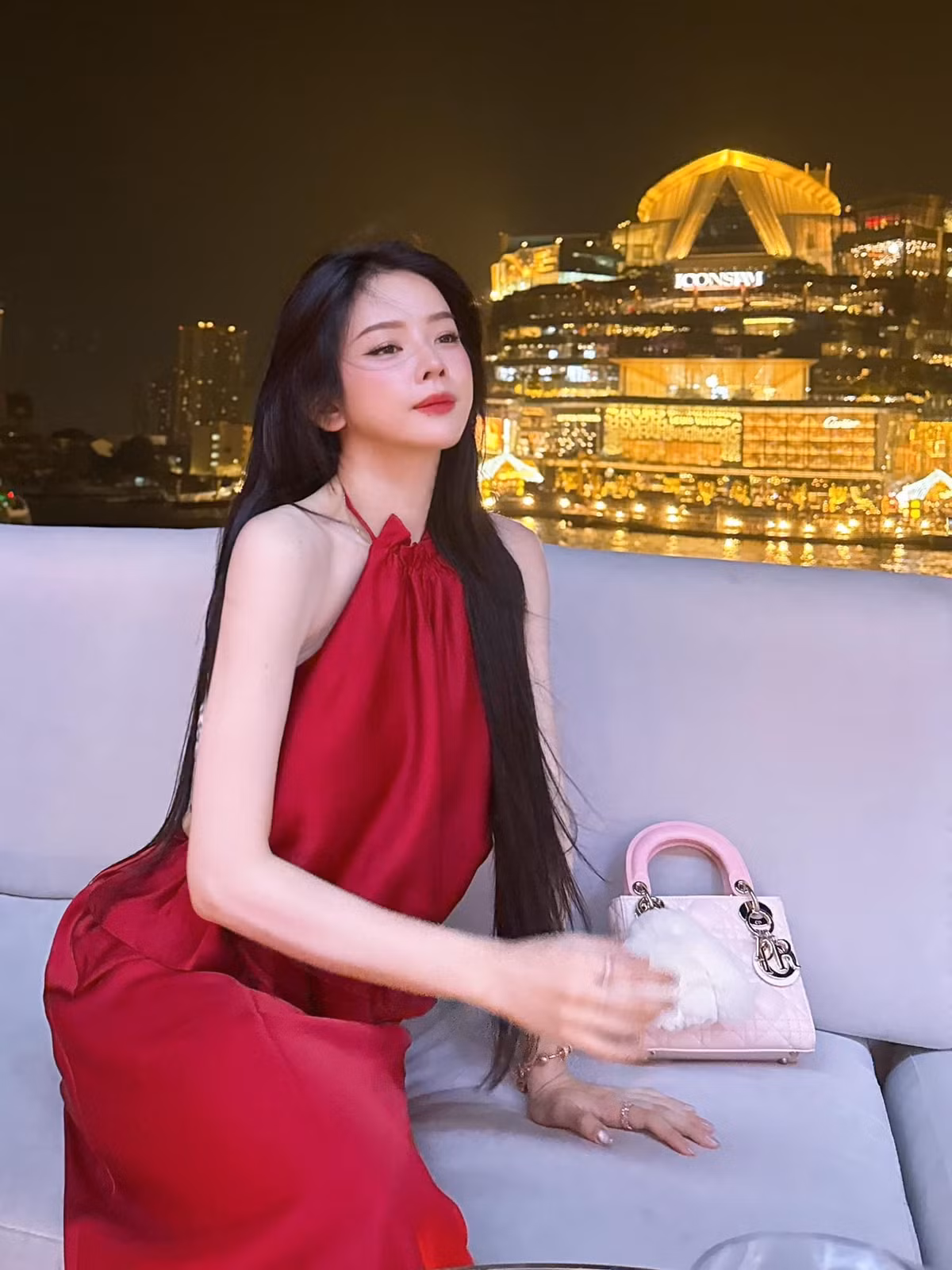 Song đến hiện tại, mỹ nhân này vẫn đang độc thân, chưa tiết lộ thêm về chuyện tình cảm sau khi “đường ai nấy đi” với Hồng Thanh.