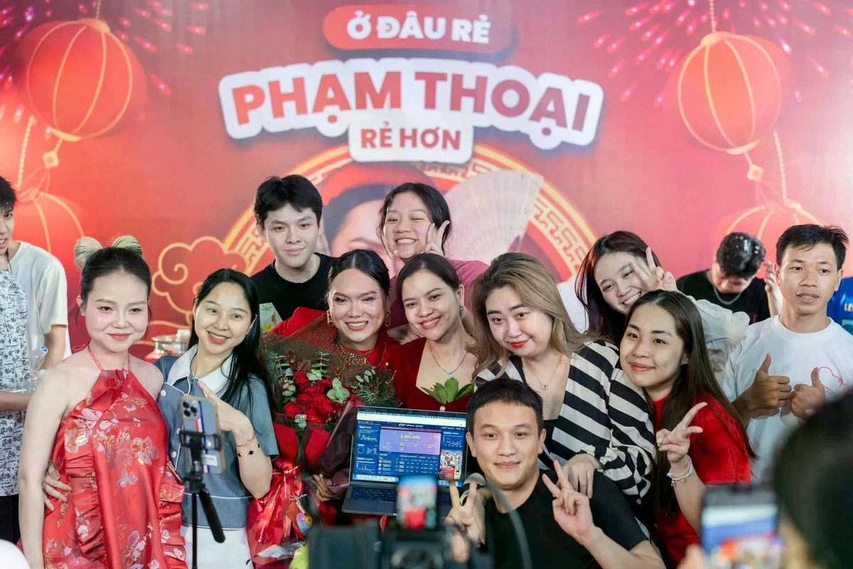 Phạm Thoại phải huỷ phiên livestream cuối tháng 2 vì ồn ào từ thiện. Ảnh: Phạm Thoại/Facebook.