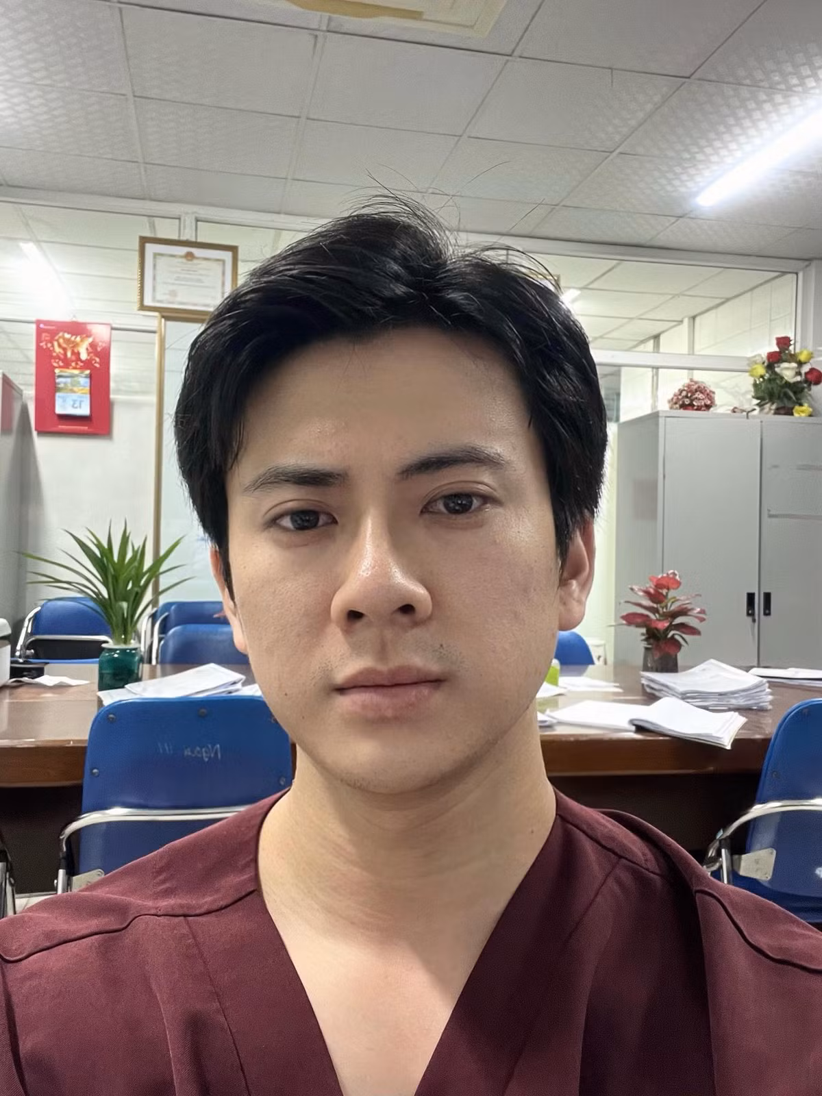 Kèm theo đó là bức ảnh bác sĩ nam thần "Người Ấy Là Ai" khoe cận gương mặt. Trong hình, Quang Lâm để lộ rõ khuôn mặt mụn, ria mép và đôi mắt thâm quầng.