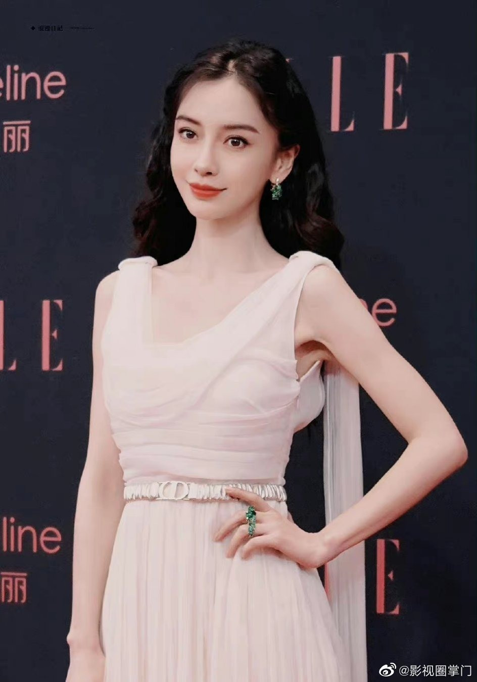 Ở phía ngược lại, Angela Baby cũng chọn cách "đáp lễ" bằng việc tham gia các hoạt động thương mại, trực tiếp xuất hiện trong buổi bán hàng để hỗ trợ thương hiệu.