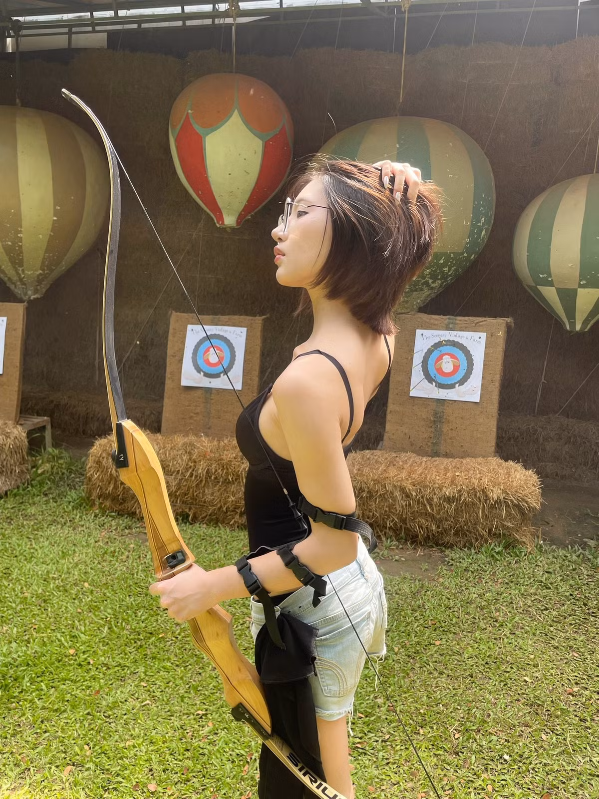 Không chỉ khoe vóc dáng săn chắc trong trang phục thể thao gọn gàng, Nhompangz còn ghi điểm bởi thần thái tập trung và dáng đứng chuẩn chỉnh của một “xạ thủ thực thụ”.