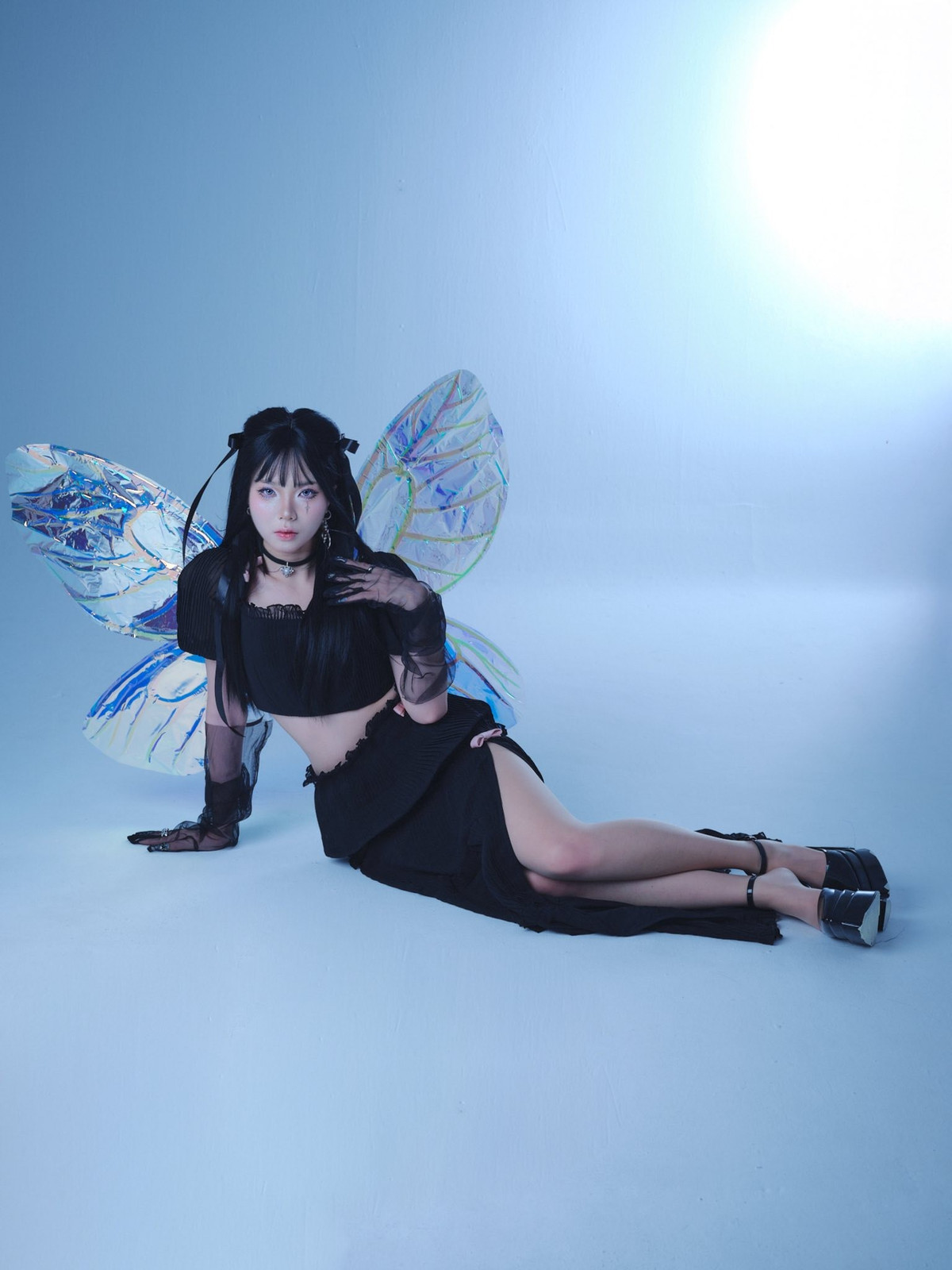 Nữ cosplayer đã biến tấu những đặc điểm đặc trưng như cặp sừng đen, chiếc đầm dài quyền quý và đôi cánh khổng lồ.