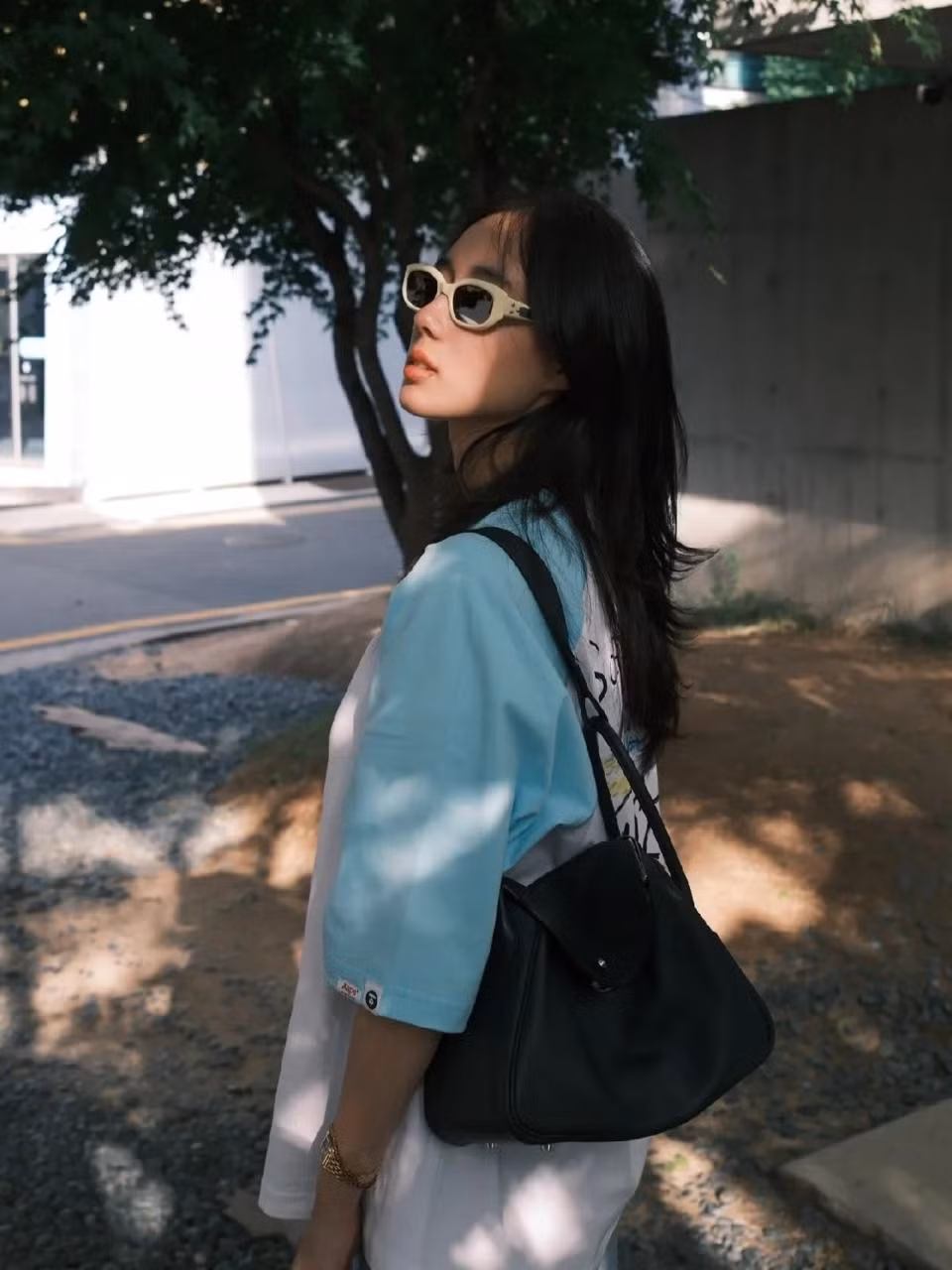 Sau khi Hà Hồng Sân qua đời, Hà Siêu Hân được nằm trong danh sách 8 người được thừa kế. Cô ở căn hộ cao cấp, đi lại bằng trực thăng riêng.