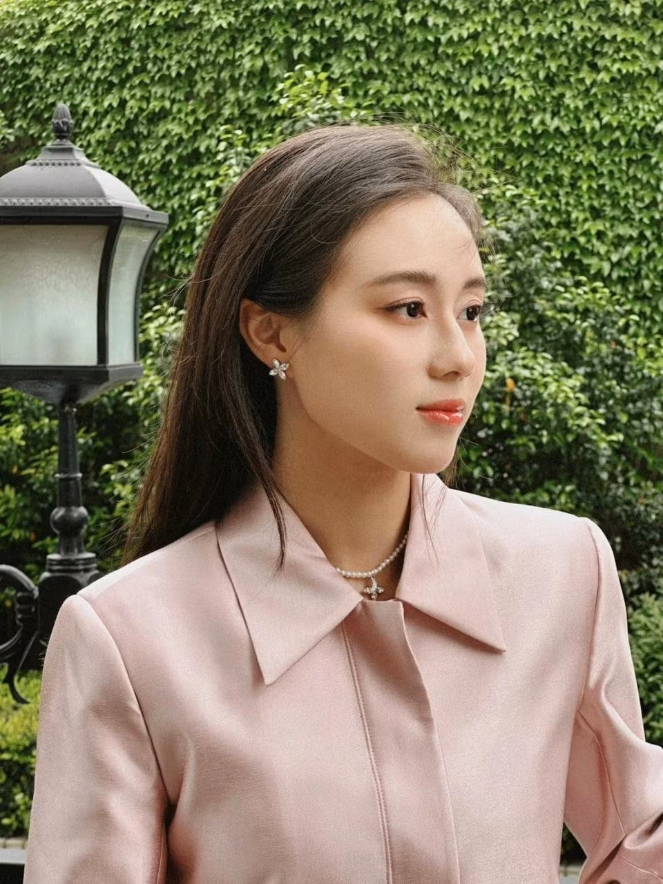 Theo truyền thông Trung Quốc, khi còn ngồi trên ghế nhà trường, Hà Siêu Hân đã sở hữu riêng cho mình khối tài sản lên tới 600 triệu HKD (hơn 2.000 tỷ đồng).