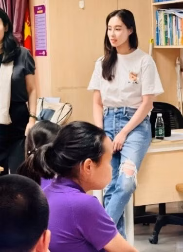 Con gái của đại gia Macau cũng hạn chế trang điểm, buộc tóc gọn gàng. Siêu Hân gây thiện cảm bởi phong cách giản dị, thái độ chuyên nghiệp và sự tận tâm khi hướng dẫn từng học sinh.