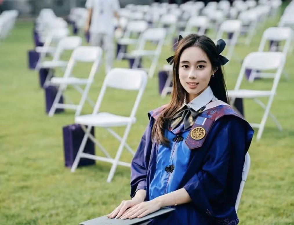 Sinh ra đã ngậm thìa vàng nhưng Hà Siêu Hân không hề lơ là con đường học vấn, thậm chí cô còn được xem là người con học giỏi nhất nhà tỷ phú.