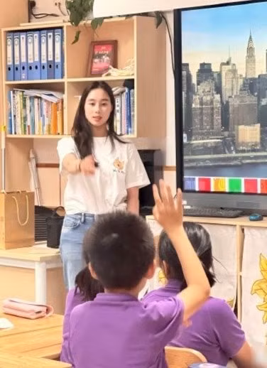 Nhiều người không bất ngờ vì chuyện con gái tỷ phú làm giáo viên tiểu học mà thứ được netizen quan tâm, bàn tán hơn cả lại chính là bộ đồ mà ái nữ này diện khi đi dạy.