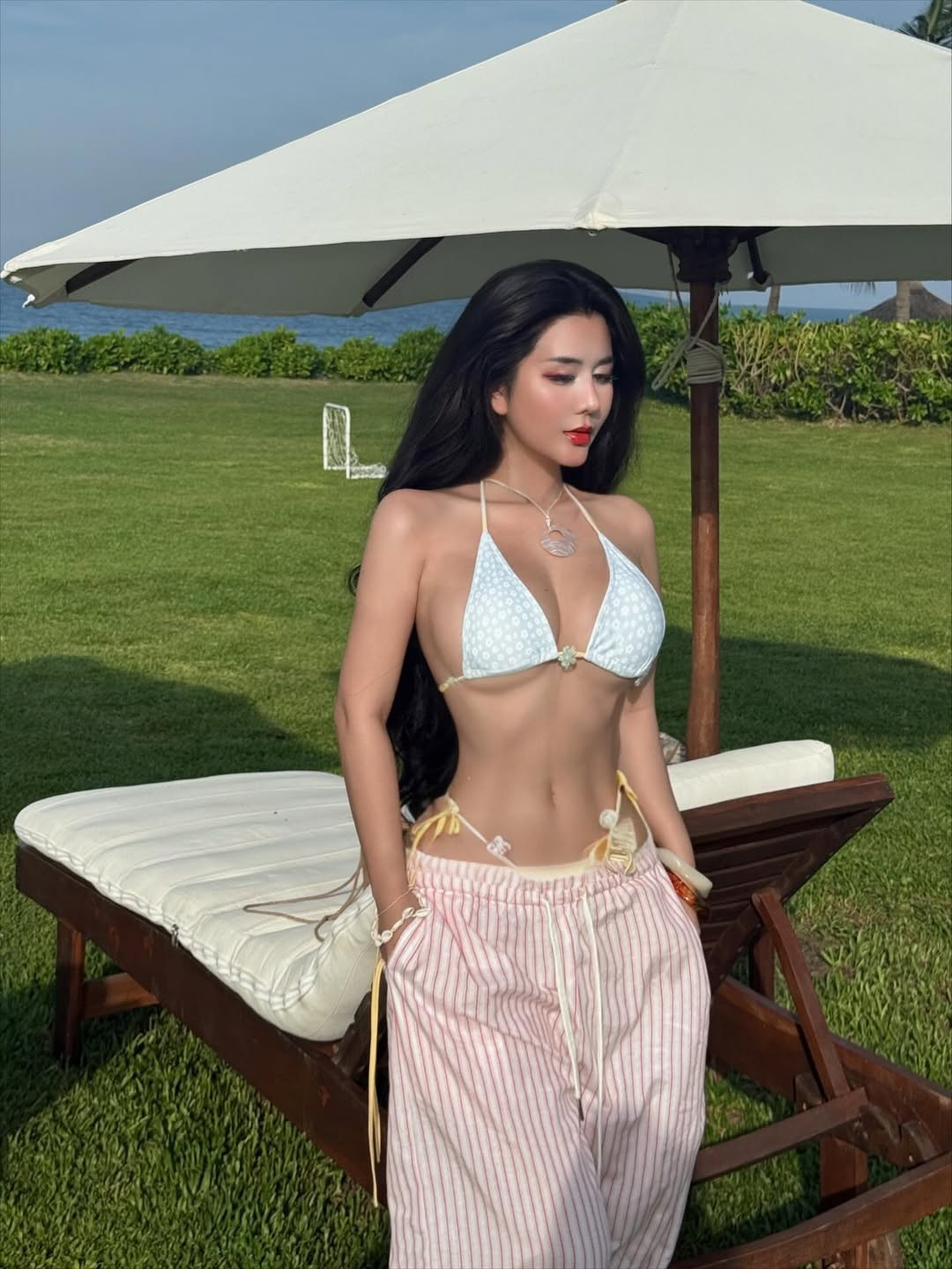 Khi diện bikini nhiều màu sắc, thiết kế nhỏ nhắn, những đường nét ấy càng trở nên nổi bật, khiến cộng đồng mạng không tiếc lời khen “body quá đỉnh”, “đúng chuẩn hot girl Sài thành”.