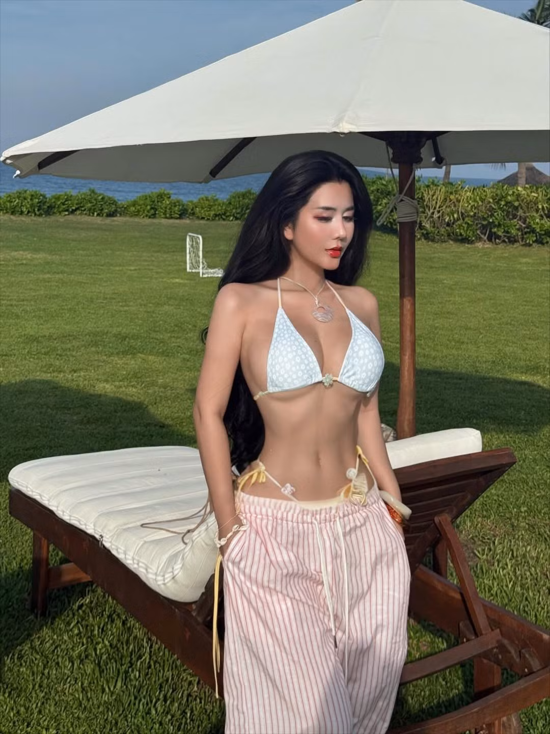 Khi diện bikini nhiều màu sắc, thiết kế nhỏ nhắn, những đường nét ấy càng trở nên nổi bật, khiến cộng đồng mạng không tiếc lời khen “body quá đỉnh”, “đúng chuẩn hot girl Sài thành”.