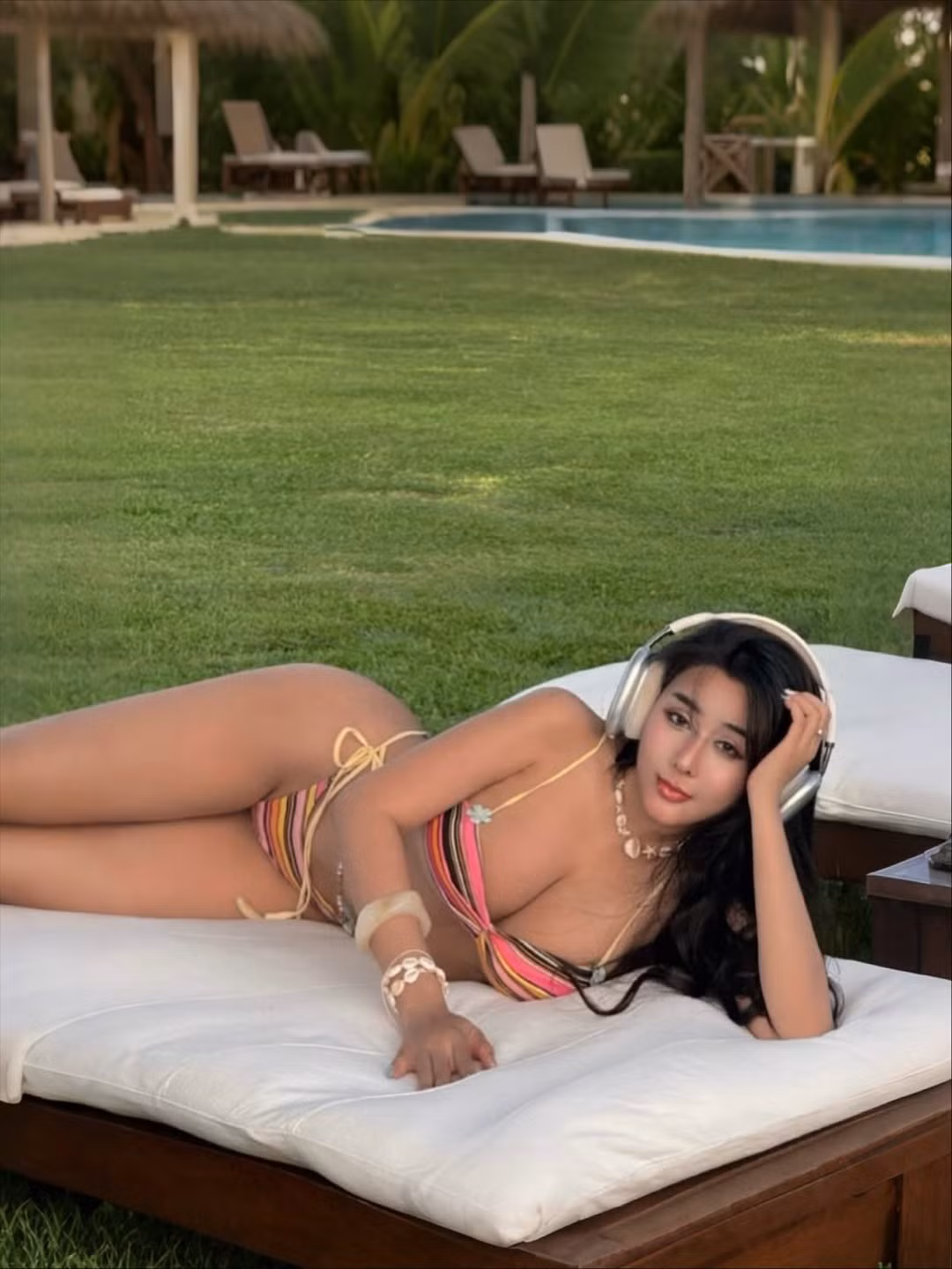 Đặc biệt, vóc dáng của Ngọc Trân là điểm gây chú ý nhất: vòng eo thon gọn, đường cong mềm mại, tỷ lệ cơ thể cân đối.