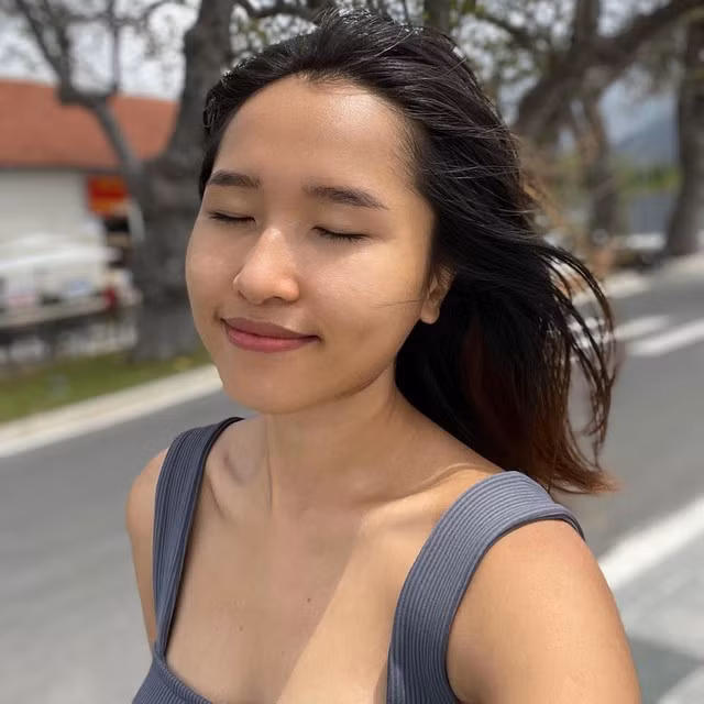 Nữ streamer đình đám một thời xuất hiện với gương mặt mộc, lộ những nét đẹp tự nhiên. Mái tóc được để màu đen truyền thống, trang phục cũng đơn giản hơn, ưu tiên sự thoải mái và tiện dụng.