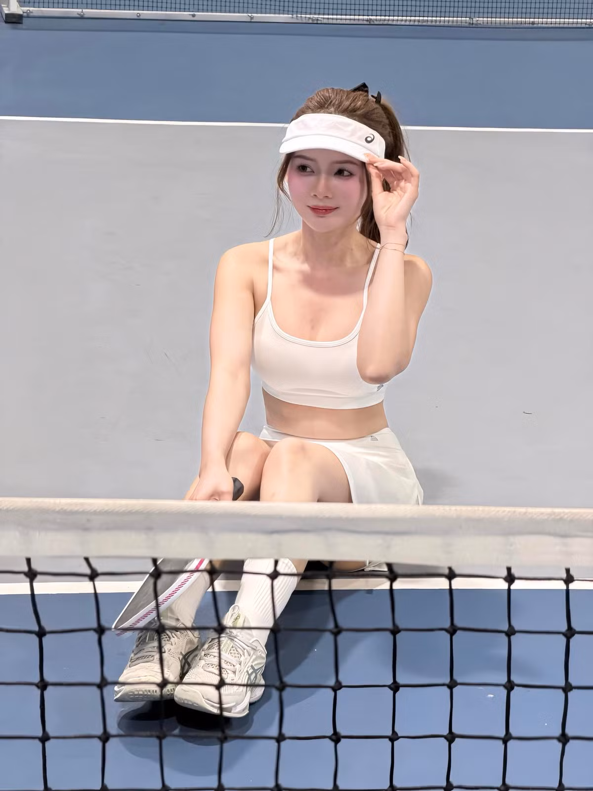 Phong cách này không quá cầu kỳ nhưng lại rất phù hợp với không khí của sân đấu, tôn lên nét khỏe khoắn tự nhiên của Lan Hương.