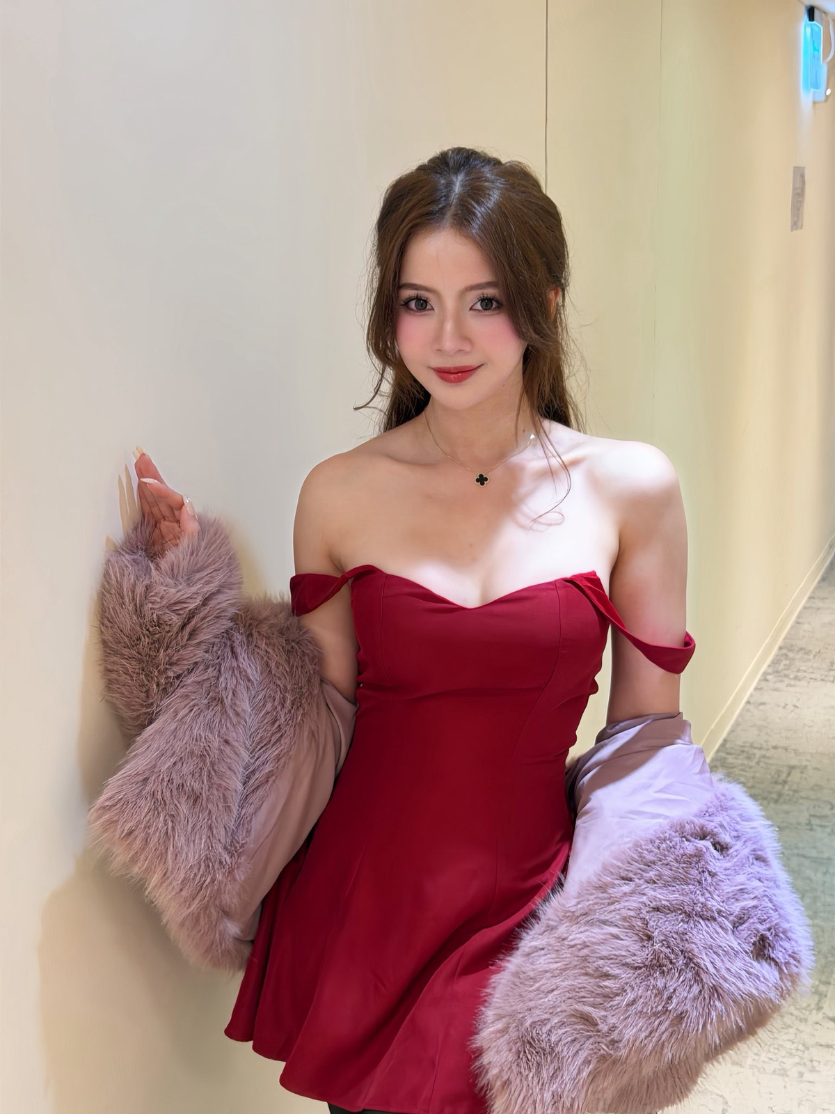 Nhiều người nhận xét rằng, việc chơi pickleball giúp Lê Lý Lan Hương phô diễn trọn vẹn lợi thế hình thể. Sắc vóc cân đối, làn da khỏe mạnh cùng thần thái tự tin khiến cô nổi bật giữa không gian sân đấu hiện đại.