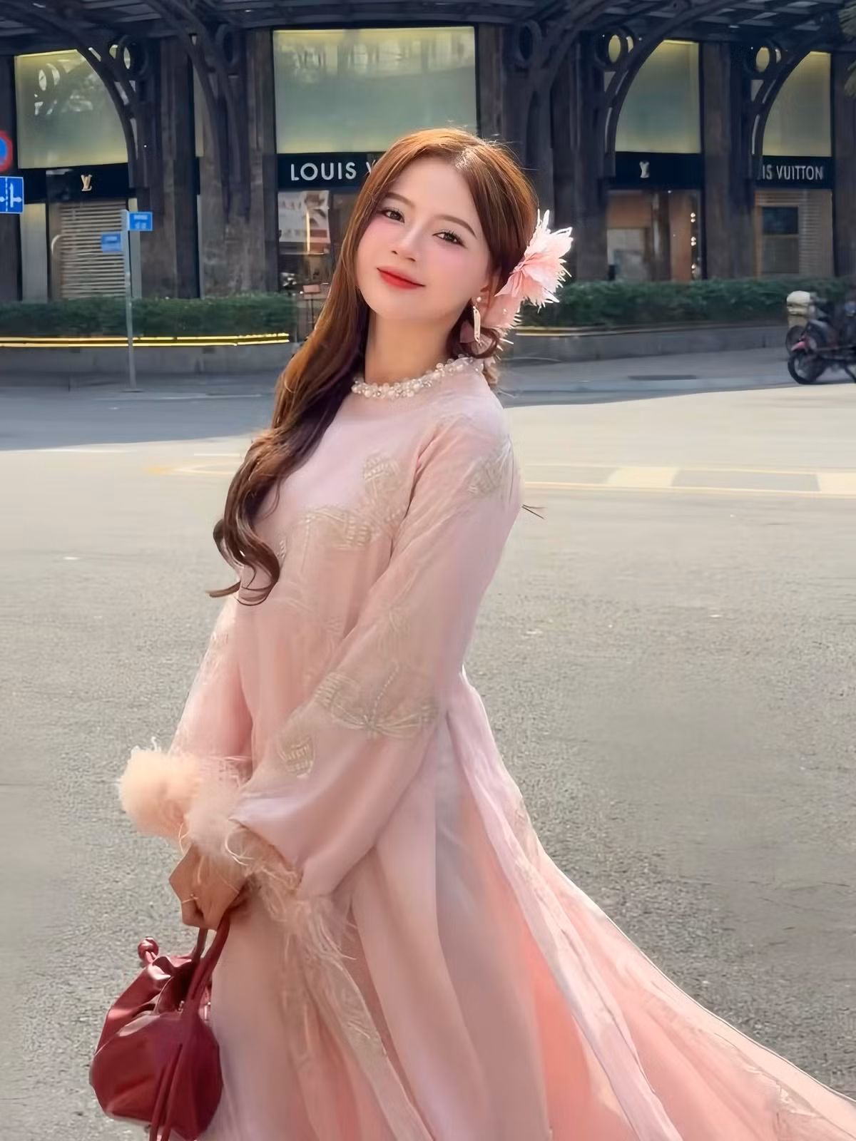 Không chỉ đơn thuần là chụp ảnh “check-in”, loạt khoảnh khắc cho thấy Lan Hương thực sự tham gia luyện tập, mang đến cảm giác chân thực và gần gũi.