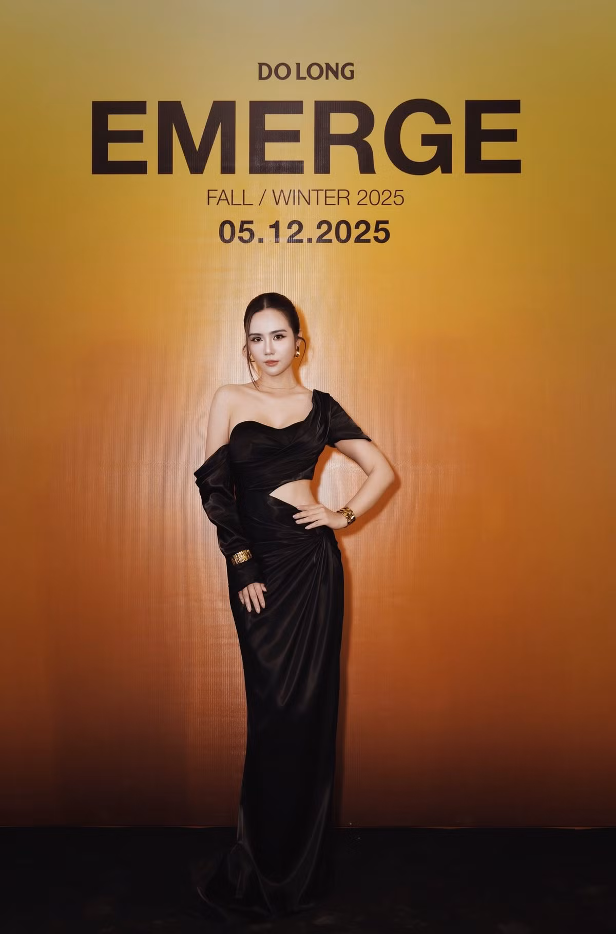 Huyền Lizzie khoe khoảng lưng ong nõn nà "đãi mắt" fan.