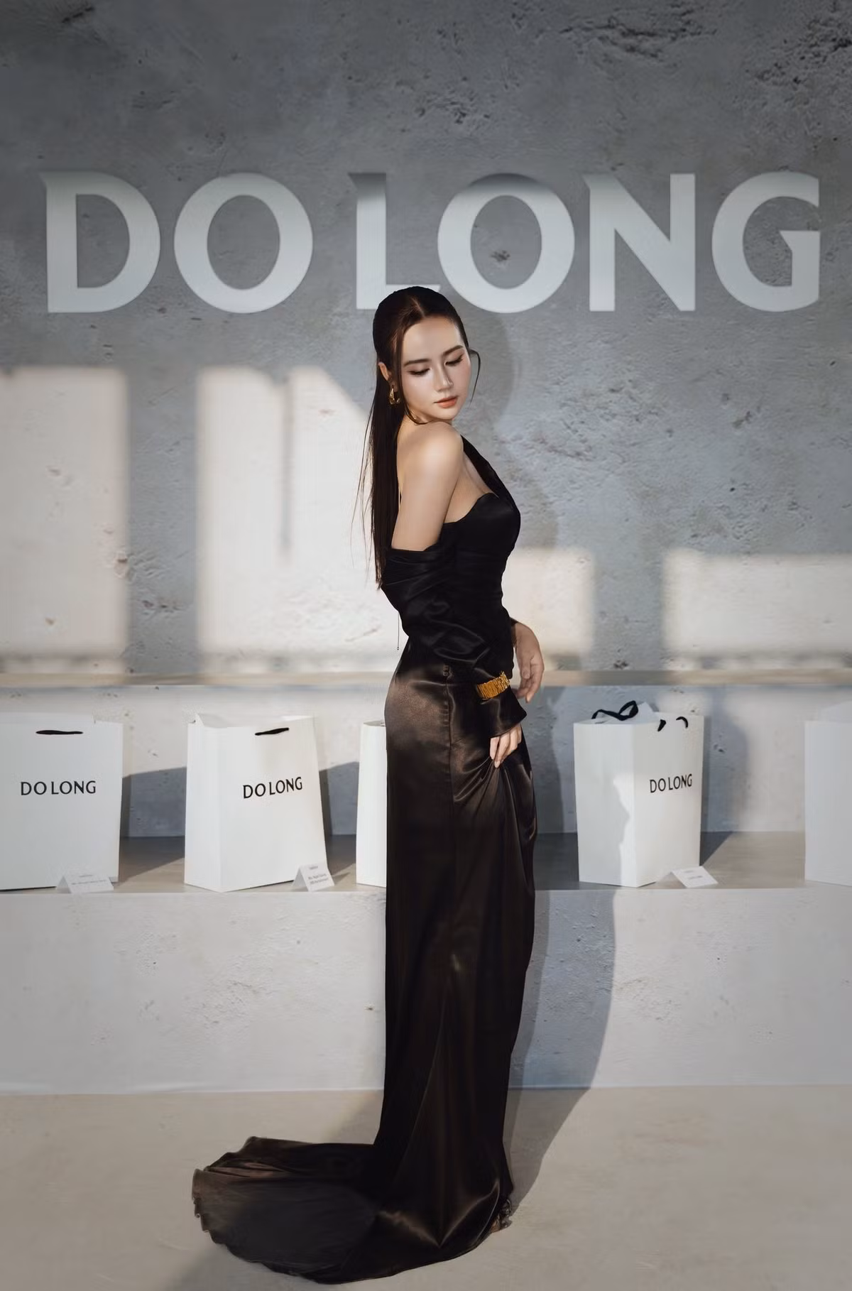 Những đường cut-out tinh tế khéo léo khoe trọn tấm lưng mượt mà, bờ vai mong manh và vòng eo nhỏ nhắn của Huyền Lizzie.