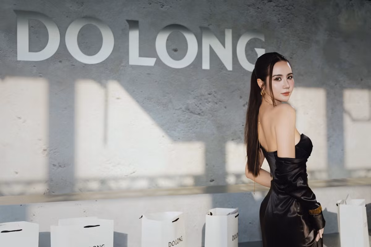 Với thiết kế này, Huyền Lizzie đẹp đến từng milimet, càng xứng đáng với danh xưng "nữ diễn viên mặc đẹp nhất màn ảnh nhỏ" mà khán giả ưu ái dành tặng.