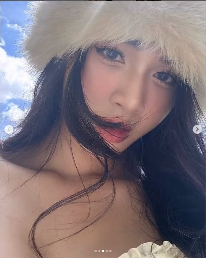 Tại đó, hai bức ảnh cùng với dòng trạng thái ngắn gọn: "Opssss lỡ đăng nhầm", đã tạo nên một cơn bão tương tác, thu hút cả nghìn lượt tương tác. Người hâm mộ thậm chí bày tỏ ngắm nhìn không chán và khó lòng thoát ra.