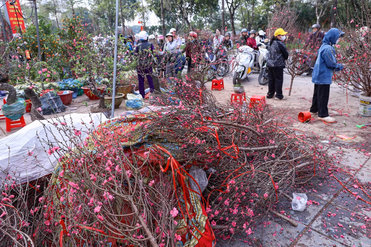 Với người buôn bán, đó là nỗi lo cơm áo; với người dân, là sự tiếc nuối cho một nét đẹp truyền thống chưa tìm được cách thích ứng trọn vẹn với nhịp sống mới.