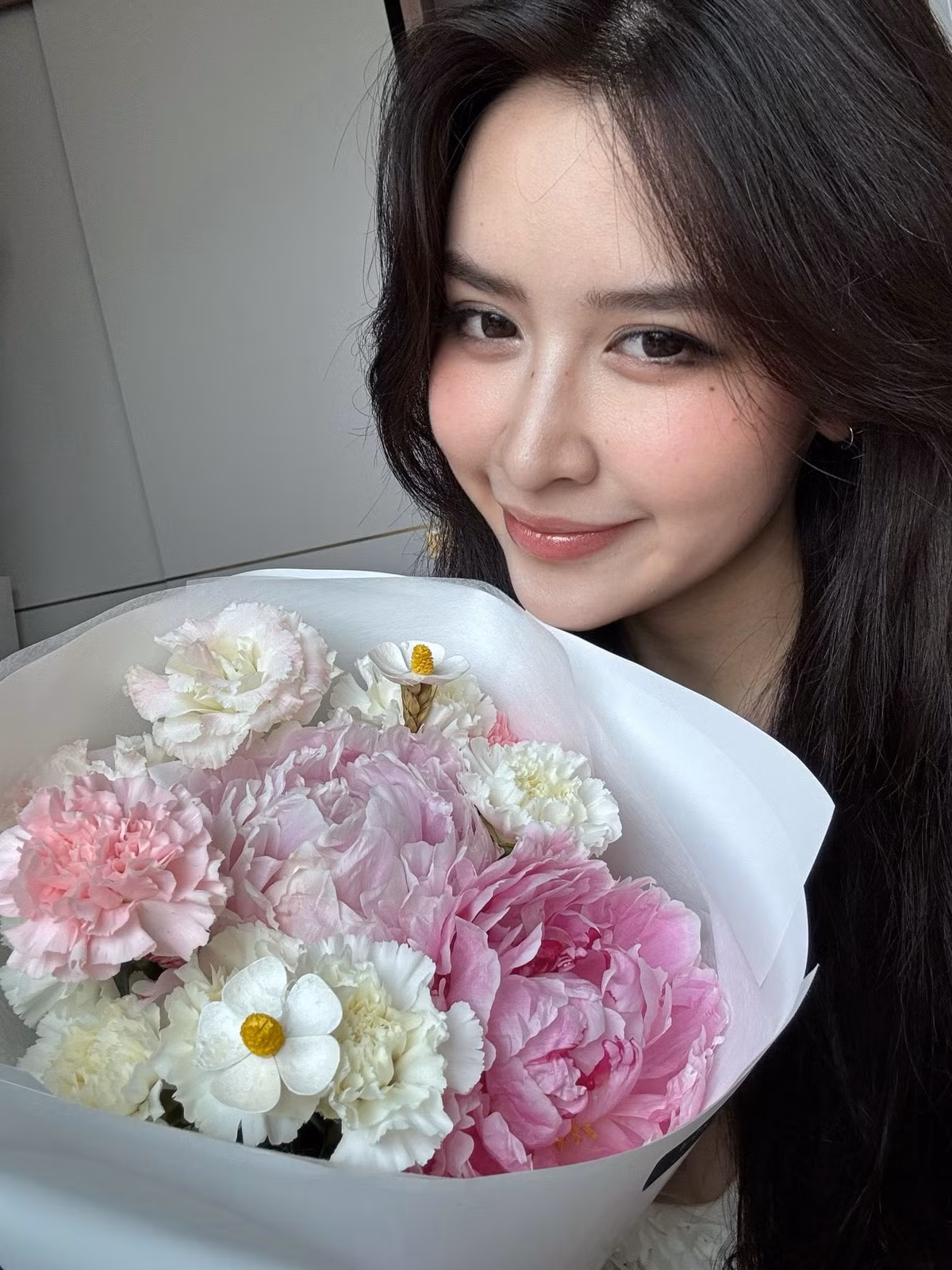 Thay vì chạy theo thị phi, người đẹp chọn cách xây dựng hình ảnh thanh lịch, trưởng thành và hiện đại – điều khiến cộng đồng mạng luôn dành sự yêu mến và tôn trọng cho cô.