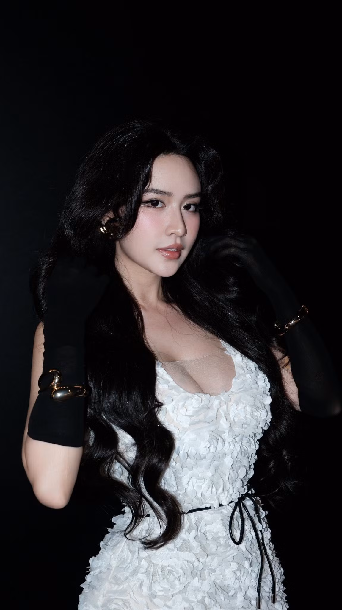 Xuất hiện tại buổi ra mắt phim mới, người đẹp Quyên Qui lập tức trở thành tâm điểm ánh nhìn khi khoe trọn vóc dáng đồng hồ cát gợi cảm trong bộ váy trắng họa tiết 3D tinh xảo. Sự xuất hiện của cô khiến không gian sự kiện như bừng sáng, thu hút sự quan tâm của truyền thông và người hâm mộ.